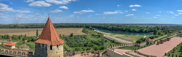 Bender, Moldavia 06.09.2021. Vista del fiume Dniester dalle mura della fortezza di Tighina a Bender, Transnistria o Moldavia, in una soleggiata giornata estiva