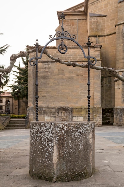 Bene in una piazza della Guardia vicino a una chiesa