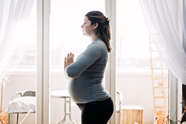 Benefici dello yoga prenatale per le donne in gravidanza, tra cui sollievo dallo stress e miglioramento della flessibilità Yoga prenatali per il terzo trimestre a casa Posizioni per la forza e il sollievo ogni trimestre