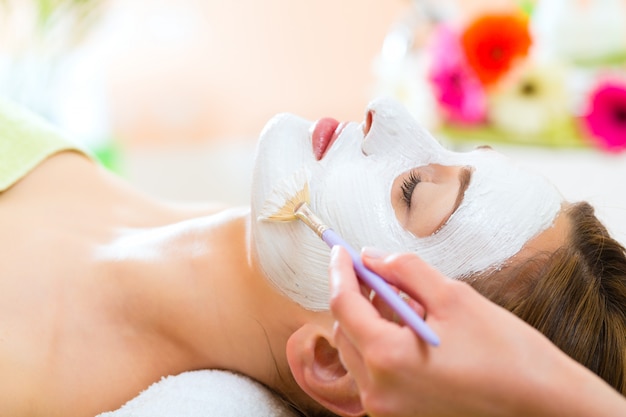 Benessere - donna che ottiene la maschera viso nella spa