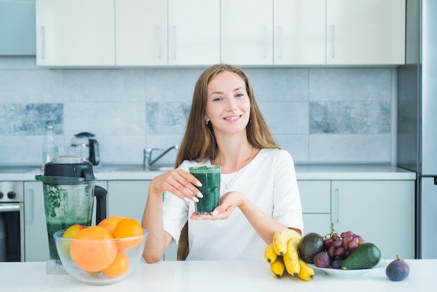 Benessere e concetto di perdita di peso sano cibo verde atletico giovane donna con frullato proteico in kit...