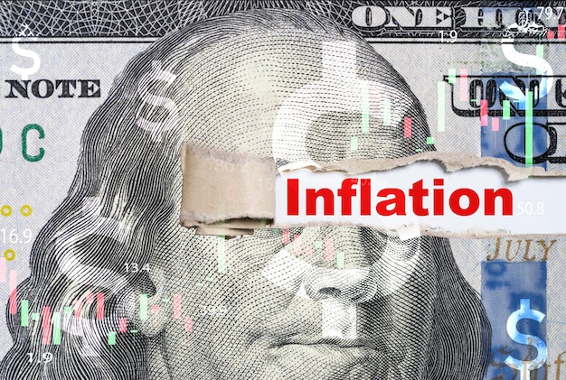 Benjamin Franklin faccia da banconota in dollari USA con carta strappata e testo sull'inflazione per crisi di recessione economica dopo il concetto di covid19