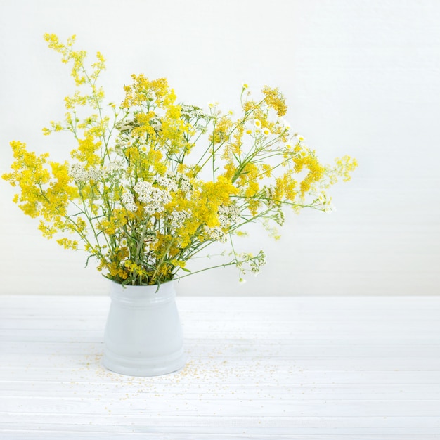 Benna con fiori di campo su bianco