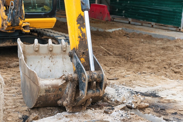 Benna o paletta per escavatore in cantiere, ripresa macro