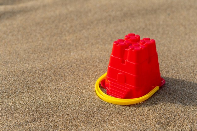 Benna rossa del castello della sabbia sulla sabbia