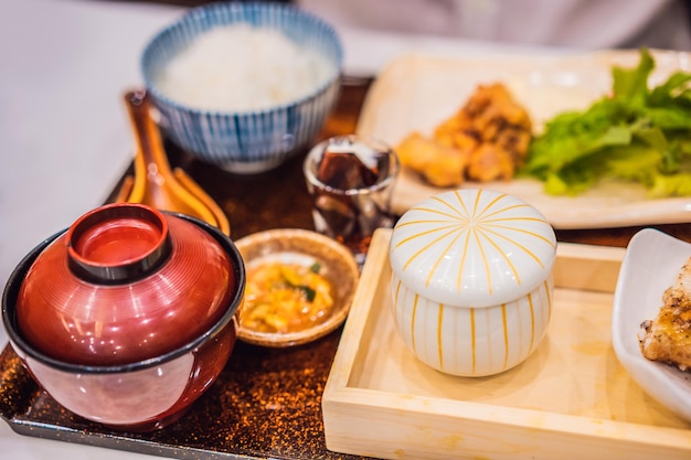 Bento set di gamberi in tempura e pollo teriyaki in un ristorante giapponese