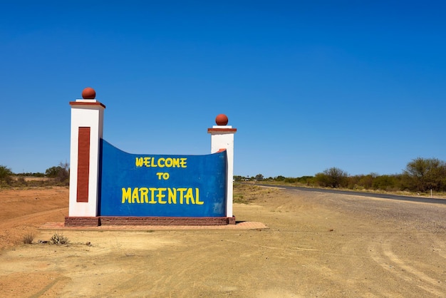 Benvenuti al cartello stradale Mariental tra Windhoek e Keetmanshoop in Namibia