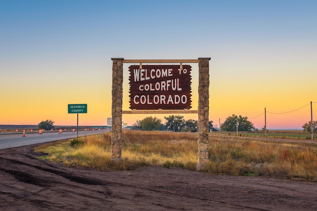 Benvenuti al colorato cartello stradale del Colorado lungo l'Interstate I76