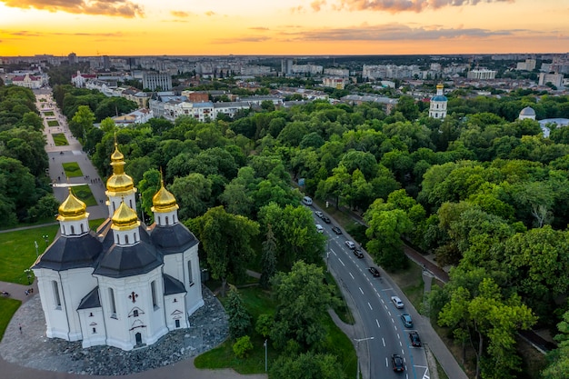 Benvenuti alla vista aerea della città di Chernigov in Ucraina al tramonto.