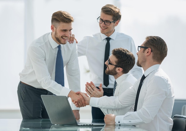 Benvenuto ai dipendenti della stretta di mano sul posto di lavoro nei giorni feriali