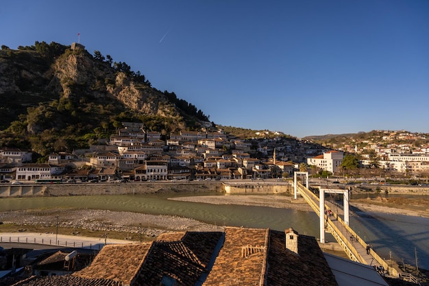 Berat città storica nel sud dell'albania case bianche che si raccolgono su una collina