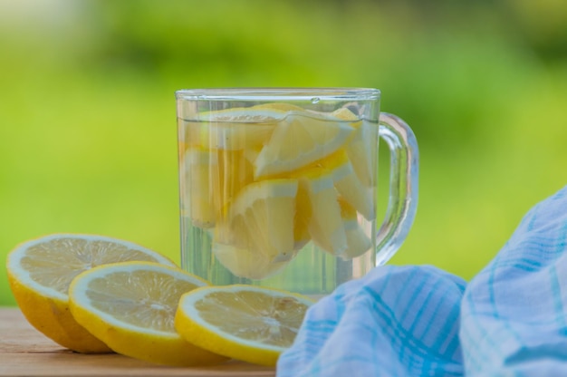 Bere acqua estiva con limone sul tavolo.