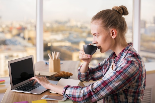 Bere caffè e usare il laptop