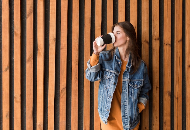 Bere caffè femminile