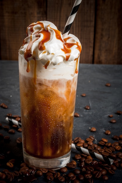 Bere caffè freddo frappe (frappuccino)