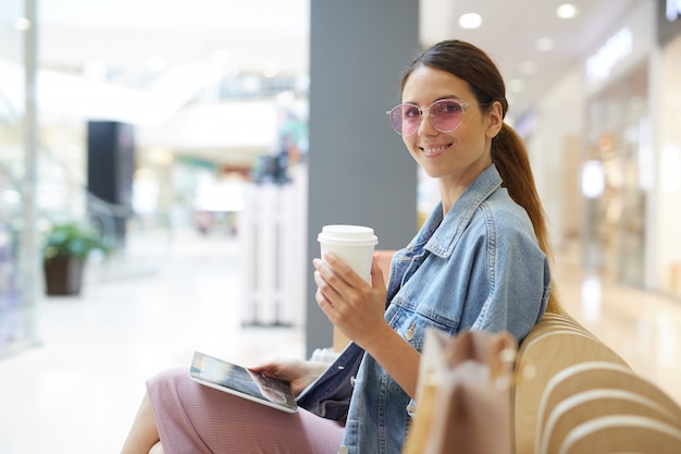 Bere caffè nel centro commerciale