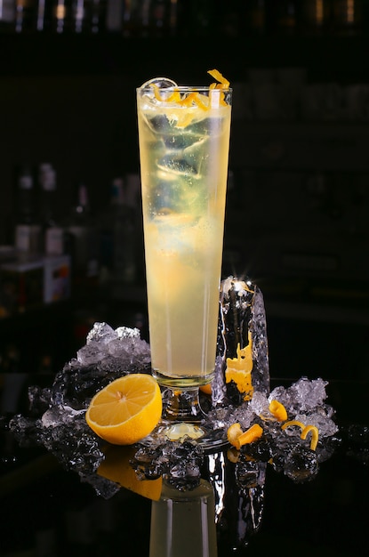 Bere cocktail al limone