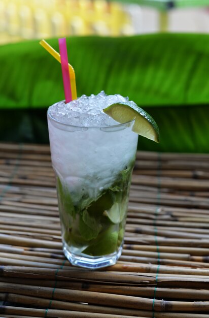 Bere cocktail mojito con lime e menta