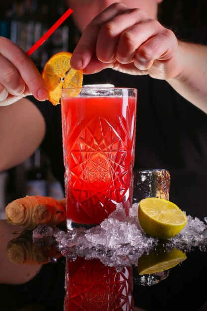 Bere cocktail rosso