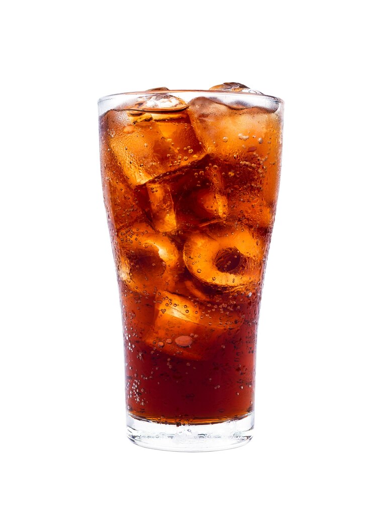 Bere cola con ghiaccio in vetro isolato su sfondo bianco