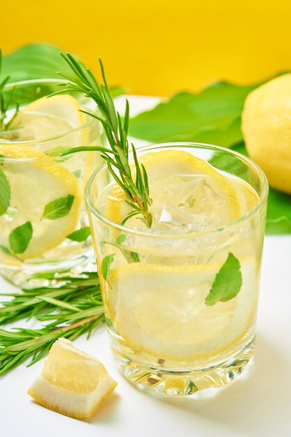 Bere con limone e rosmarino in tavola