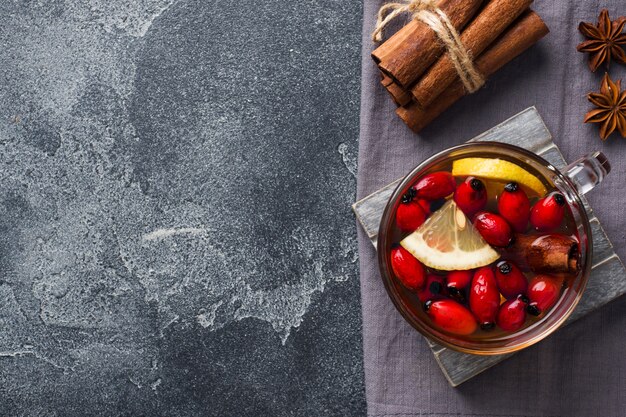 Bere da bacche di rosa selvatica con cannella al limone e miele.