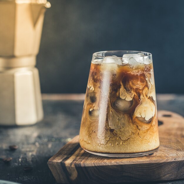 Bere freddo caffè tardivo con ghiaccio