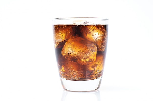 Bere freddo, soda con ghiaccio, bicchiere di cola per bevanda calda ed estiva isolata