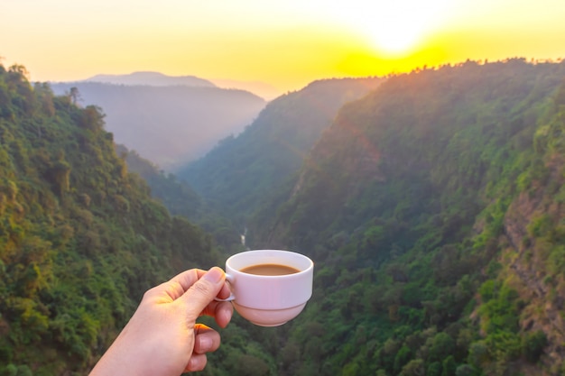 Bere il caffè al mattino con una splendida vista sulla foresta tropicale