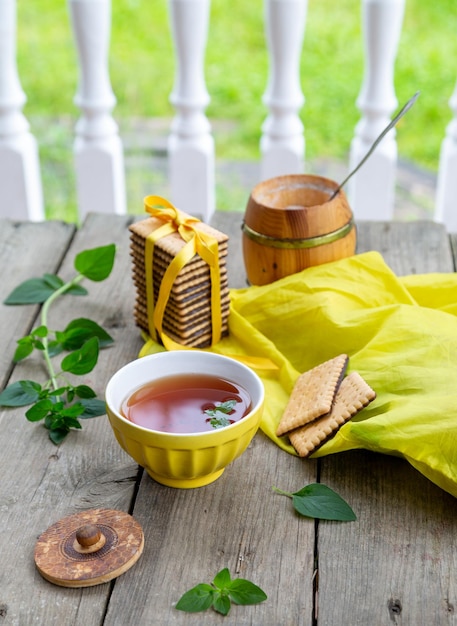 Bere il tè in terrazza. Tè alla menta e biscotti