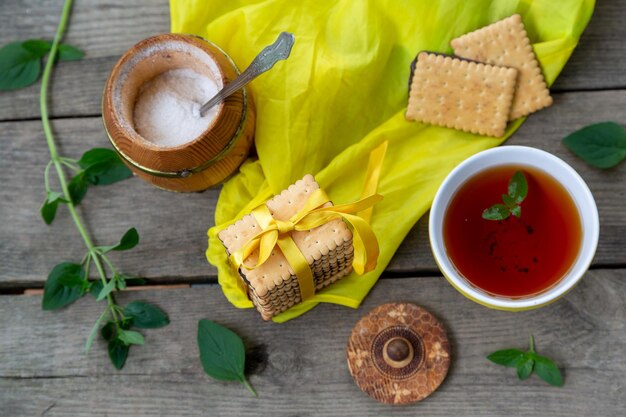 Bere il tè in terrazza. Tè alla menta e biscotti