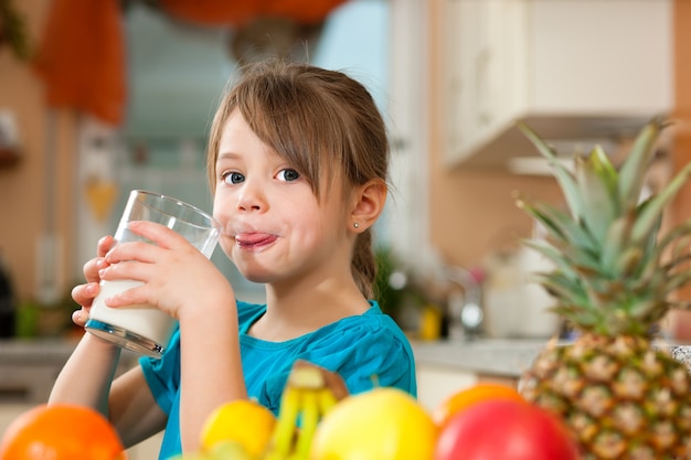 Bere latte per bambini