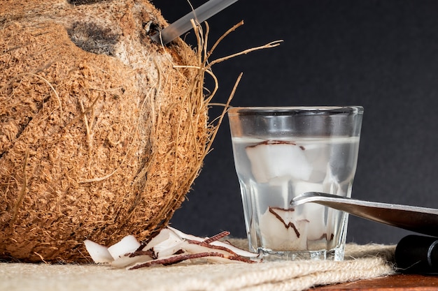 Bere un'acqua di cocco fresca.