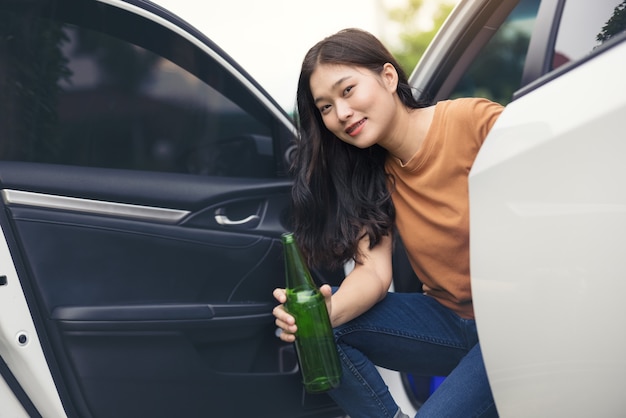 Bere una birra dalla bottiglia in macchina, le ragazze bevono alcolici