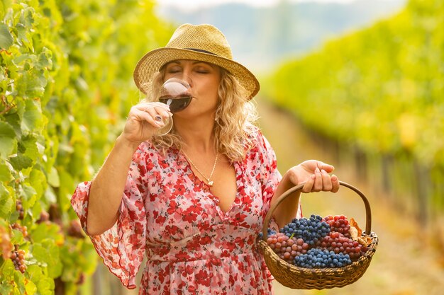 Bere vino gustoso dopo una vendemmia di successo è piacevole per un enologo.