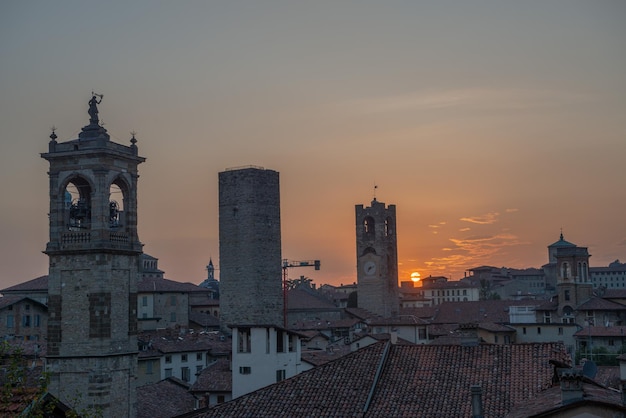 Bergamo al tramonto nella città vecchia con torri e campanile