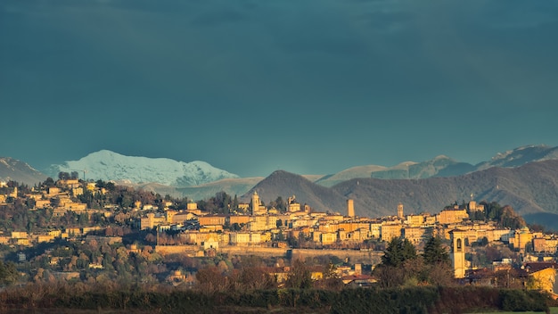 Bergamo Alta con neve in montagna