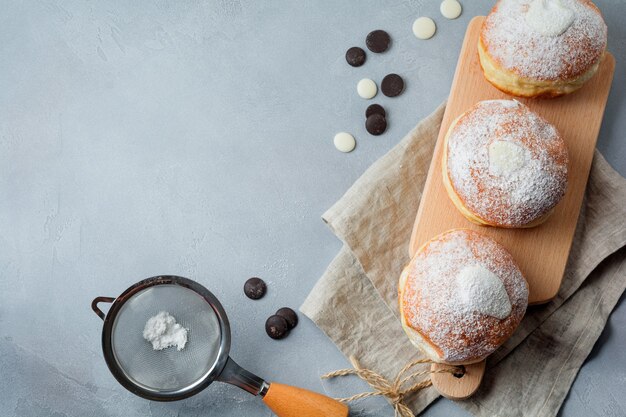 Berliner appena sfornato con crema pasticcera su un cemento grigio