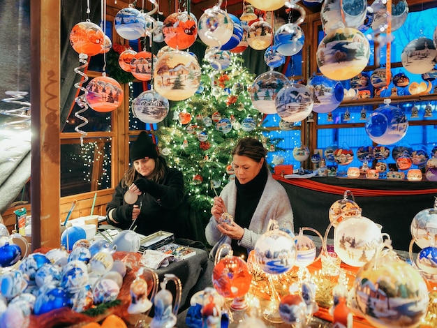 Berlino, Germania - 10 dicembre 2017: Bancarella con decorazioni sul mercatino di Natale notturno al municipio in inverno Berlino, Germania. Fiera dell'Avvento e bancarelle con oggetti di artigianato sul Bazaar.