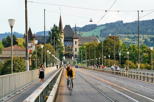 Berna, Svizzera - 31 agosto 2016: Persone sul ponte Kirchenfeld e Museo Storico sullo sfondo a Berna, Svizzera.