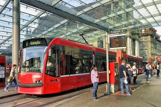 Berna, Svizzera - 31 agosto 2016: Tram e persone alla stazione ferroviaria di Bahnhofplatz nel centro della città di Berna, Svizzera