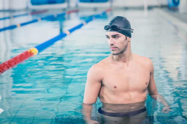 Berretto da nuoto indossando berretto da sci e occhiali in piscina