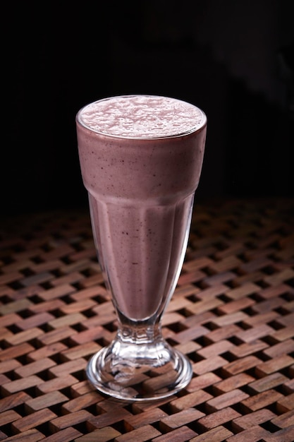 Berry Cream shake cocktail servito in vetro isolato sulla vista laterale del tavolo del cibo mediorientale