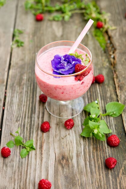 Berry frullato sano su un tavolo rustico