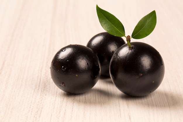 Berry Jaboticaba sulla tavola di legno. Frutta brasiliana.