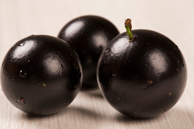 Berry Jaboticaba sulla tavola di legno. Frutta brasiliana.