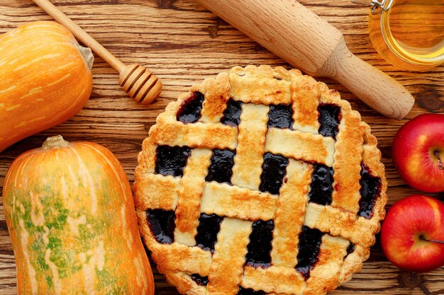 Berry torta crostata e zucca arancione sul tavolo di legno