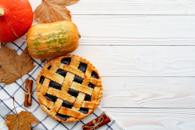 Berry torta crostata e zucca arancione sulla tavola di legno si chiuda