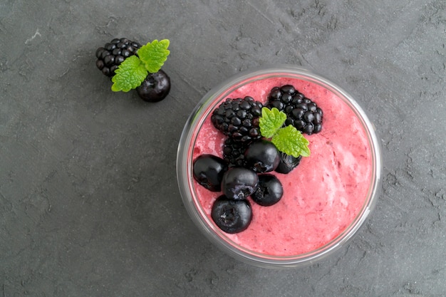 Berry yogurt naturale in una ciotola di vetro.