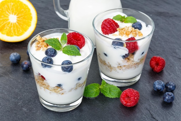 Berry yogurt yogurt con frutti di bosco tazza muesli ardesia colazione